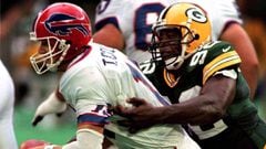TOR01:SPORT-NFL:TORONTO,ONTARIO,16AUG97 - Green Bay Packers&#039; defensive end Reggie White (R) sacks Buffalo Bills&#039; quarterback Todd Collins for a third down loss during first quarter NFL pre-season action at the American Bowl in Toronto, August 16