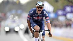 Van der Poel celebra su victoria en el Tour de Flandes.