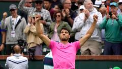 El tenista español Carlos Alcaraz celebra su victoria ante Daniil Medvedev en la final del Masters 1.000 de Indian Wells.
