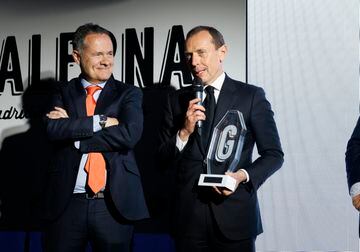 Butragueño recibe el premio a Florentino Pérez.