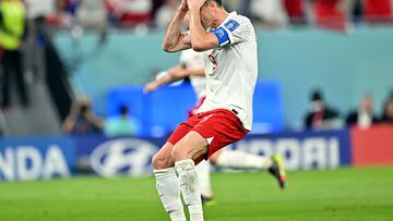 Doha (Qatar), 22/11/2022.- Robert Lewandowski of Poland reacts after failing to score by penalty during the FIFA World Cup 2022 group C soccer match between Mexico and Poland at Stadium 947 in Doha, Qatar, 22 November 2022. (Mundial de Fútbol, Polonia, Catar) EFE/EPA/Noushad Thekkayil
