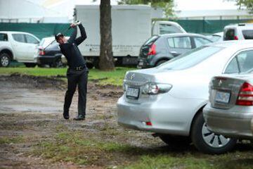El irlandés Paul Dunne golpea la bola desde el aparcamiento en el primer día del Joburg Open en Johannesburgo, Sudáfrica.