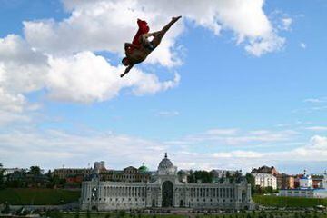 Un saltador vestido con una capa de Superman durante la prueba de salto desde 27 metros en los Mundiales de natación que se diputan en Kazán, Rusia.
