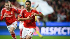 Jonas Gon&ccedil;alves se se&ntilde;ala el escudo del Benfica tras su &uacute;ltimo gol en la Champions League.
