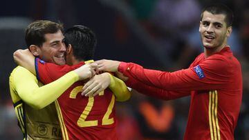 Spain's forward Nolito (C) celebrates his goal, and his team's second, with Spain's goalkeeper Iker Casillas (L) and Spain's forward Alvaro Morata during the Euro 2016 group D football match between Spain and Turkey at the Allianz Riviera stadium in Nice 