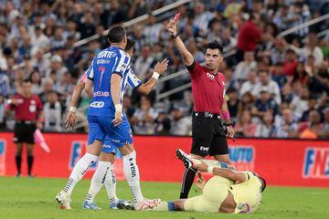  Adonai Escobedo muestra tarjeta roja de expulsion an Maximiliano Meza de Monterrey durante el partido Monterrey vs America, correspondiente a la Jornada 14 del Torneo Apertura 2023 de la Liga BBVA MX, en el Estadio BBVA Bancomer, el 28 de Octubre de 2023.