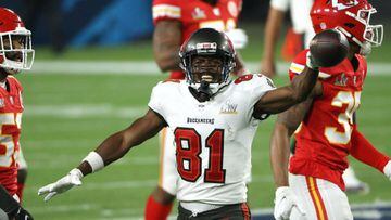 Tampa Bay Buccaneers WR Antonio Brown - along with his girlfriend - have been accused of trying to falsify a vaccine card by his former personal chef
