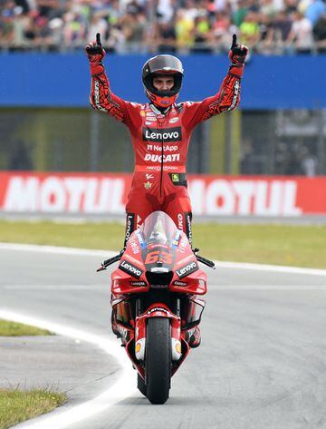 Celebración de Francesco Bagnaia en el Gran Premio de Países Bajos tras proclamarse campeón.