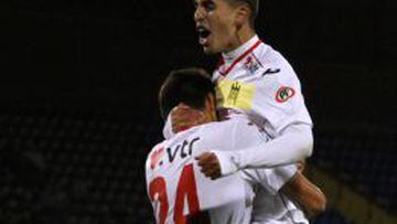 Jason Flores y Jos&eacute; Luis Sierra Cabrera, goleadores de la noche, se abrazan en el festejo del gol.