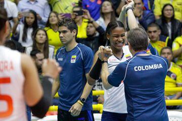 La Selección Colombia de voleibol detonó alegría en el Coliseo El Salitre al ganarle a Perú 3-0. El país sueña con un cupo a Tokio que se define contra Argentina.