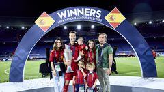 Sergio Canales celebrando con su familia la obtención de la UEFA Nations League 2022/2023.
