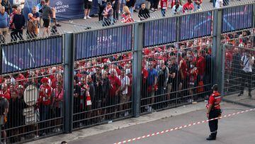 Hinchas ingleses intentan acceder al estadio de Francia antes de la final de la Champions League.