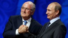 Joseph Blatter saluda a Vladimir Putin a su llegada al Kremlin, donde fue invitado a presenciar dos partidos del Mundial de Rusia.