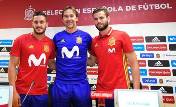 Spain's coach Julen Lopetegui (C) Spain's midfielder Koke and Spain's defender Nacho Fernandez pose during a press conferenc at the New Condomina stadium in Murcia on June 6, 2017 on the eve of their friendly match against Colombia