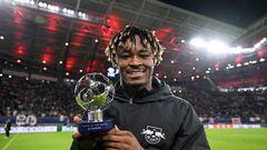 LEIPZIG, GERMANY - OCTOBER 25: Mohamed Simakan of RB Leipzig poses for a photograph with the UEFA Playstation Man of the Match after the final whistle of the UEFA Champions League group F match between RB Leipzig and Real Madrid at Red Bull Arena on October 25, 2022 in Leipzig, Germany. (Photo by Oliver Hardt - UEFA/UEFA via Getty Images,)