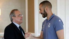 Florentino le estrecha la mano a Benzema.