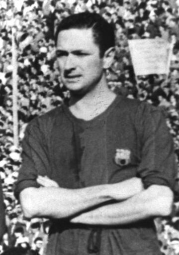 El defensa central español llegó al Atlético de Madrid en 1953 tras jugar tres temporadas en el club azulgrana (1950-1953). Fue el primero en hacer ese viaje. En las tres temporadas que vistió la camiseta rojiblanca (1953-1956) jugó un total de 79 partidos con 4 goles en su haber. 