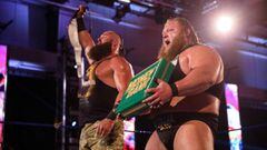 Braun Strowman y Otis celebran su victoria en SmackDown.