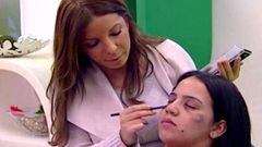 Una maquilladora ense&ntilde;a a taparse los moratones en la TV marroqu&iacute;