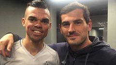 Pepe e Iker Casillas al reencontrarse en el partido de Champions entre el Besiktas y el Oporto