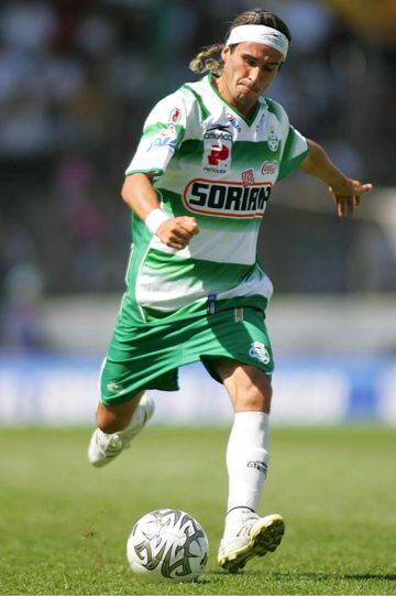 El mediocampista fue dirigido por Gerardo Martino entre los años 1998-1999 en el Club Atlético Platense; después jugó en México para Veracruz, América, Santos Laguna, entre otros.