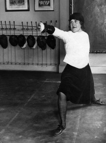 El siguiente deporte femenino incluido en los JJOO de 1924 fue la esgrima. Imagen de Mrs Schoonmaker practicando.