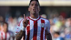 Lucas Barrios marc&oacute; el gol del empate de Paraguay 1-1 contra Uruguay.