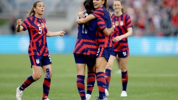 COMMERCE CITY, COLORADO - JUNE 25: Sophia Smith of Team USA is congratulated by Alex Morgan #13 after scoring her second goal against Colombia in the second half at Dick's Sporting Goods Park on June 25, 2022 in Commerce City, Colorado.   Matthew Stockman/Getty Images/AFP
== FOR NEWSPAPERS, INTERNET, TELCOS & TELEVISION USE ONLY ==
