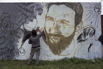 Un artista pinta un mural en homenaje a Leo Messi cerca del lugar del enlace de la estrella del fútbol con Antonella Rocuzzo.