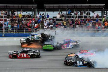 Este espectacular accidente se produjo en una prueba de la NASCAR que se disputó en Alabama. Los pilotos implicados en el lance  son Kevin Harvick  Allmendinger y Ricky Stenhouse Jr.