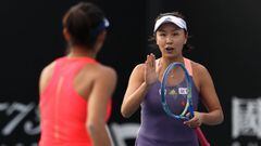 La tenista china Shuai Peng junto a Shuai Zhang, durante un partido de dobles en el Open de Australia 2020.