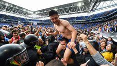 Wu Lei, saliendo a hombros tras el Espanyol-Real Sociedad del pasado 18 de mayo.