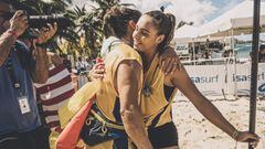 Duna Gordillo y Esperanza Barreras se abrazan en la playa durante el mundial de SUP en Puerto Rico, el 4 de noviembre del 2022. 