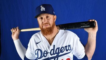 Red Sox sign Justin Turner, who thought he'd be going back to the