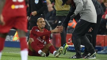 Liverpool&#039;s Brazilian midfielder Fabinho (C) is greeted by Liverpool&#039;s German manager Jurgen Klopp as he prepares to leave the pitch injured during the UEFA Champions league Group E football match between Liverpool and Napoli at Anfield in Liver