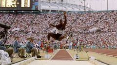 El atleta estadounidense Carl Lewis, durante la prueba de saltos de longitud en los Juegos Olímpicos de Atlanta 1996.
