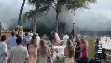 Una ola gigante irrumpe en una boda en la isla grande de Haw&aacute;i (Estados Unidos), con los comensales arreglados y empezando a correr para huir del mar. 