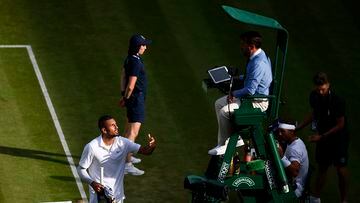 El tenista australiano Nick Kyrgios protesta al juez de silla durante su partido ante Rafa Nadal en Wimbledon de 2019.