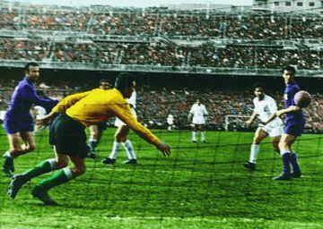 Real Madrid-Fiorentina partido de la Final de la Copa de Europa de 1957. Disparo de Rial que provocó la ocasión que vemos en la fotografía para el Real Madrid.