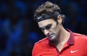 ARA102. London (United Kingdom), 15/11/2014.- Switzerland's Roger Federer reacts during his match with Switzerland's Stanislas Wawrinka during the ATP World Tour Finals semi final match at the O2 Arena in London, Britain, 15 November 2014. (Tenis, Londres) EFE/EPA/ANDY RAIN