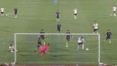 El increíble error de David Villa tras un pase de Andrés Iniesta