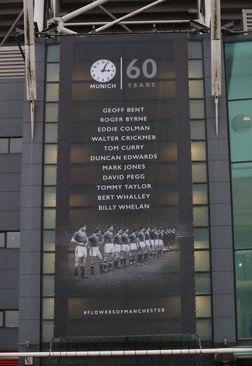 Se cumplen 60 años de la tragedia aérea que acabó con la vida de 23 personas, ocho de ellos futbolistas del equipo inglés al que llamaban 'Busby Babes'. El Manchester United realizó un bonito memorial en el partido de la Premier frente a Huddersfield Town