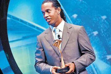 Ronaldinho, recibiendo uno de los galardones individuales de su carrera.