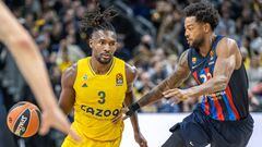 01 December 2022, Berlin: Basketball: Euroleague, Alba Berlin - FC Barcelona, Main Round, Matchday 11, Mercedes-Benz Arena. Alba's Jaleen Smith (l) fights against Cory Higgins of FC Barcelona. Photo: Andreas Gora/dpa (Photo by Andreas Gora/picture alliance via Getty Images)