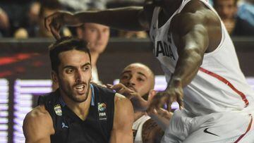 Argentina&#039;s point guard Facundo Campazzo (L) passes the ball marked by Canada&#039;s forward Grandy Glaze (C) and power forward Andrew Nicholson (R) during their 2017 FIBA Americas Championship Group B game in Bahia Blanca, Argentina,  on August 28, 
