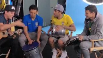 Dani Alves, Thiago Silva y Marquinhos se pasan a la m&uacute;sica.