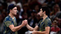 Los tenistas Holger Rune y Carlos Alcaraz se saludan tras la retirada por lesión del español en el Masters 1.000 de París.