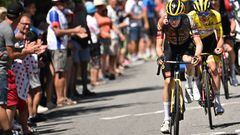 El ciclista danés Jonas Vingegaard ataca ante Tadej Pogacar en la undécima etapa del Tour de Francia con final en el Col du Granon.