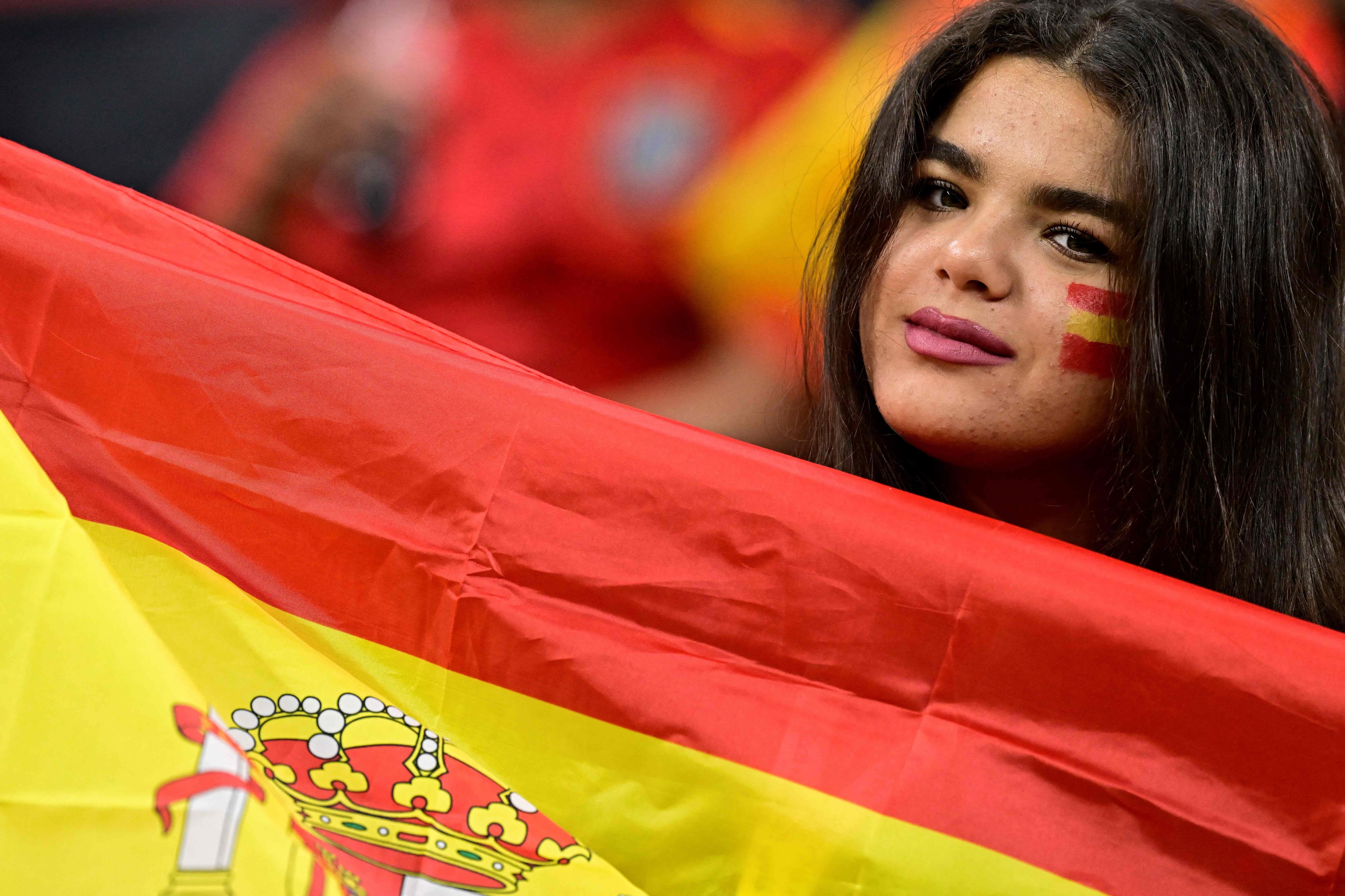 A Spain supporter poses prior to the Qatar 2022 World Cup Group E football match between Spain and Germany at the Al-Bayt Stadium in Al Khor, north of Doha on November 27, 2022. (Photo by JAVIER SORIANO / AFP)