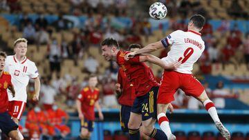 Soccer Football - Euro 2020 - Group E - Spain v Poland - La Cartuja Stadium, Seville, Spain - June 19, 2021 Poland&#039;s Robert Lewandowski scores their first goal Pool via REUTERS/Julio Munoz
